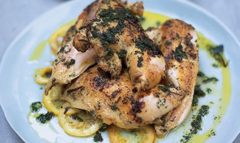 Kräuterhühnchen von Jamie Oliver: Essen auf dem perfekten Flug.