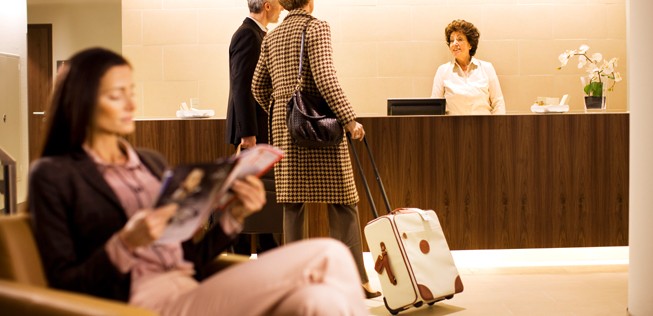 Passagierin in einer Lufthansa-Lounge: In Lounges und Premium-Klassen gibt es weiterhin Zeitungen und Zeitschriften.