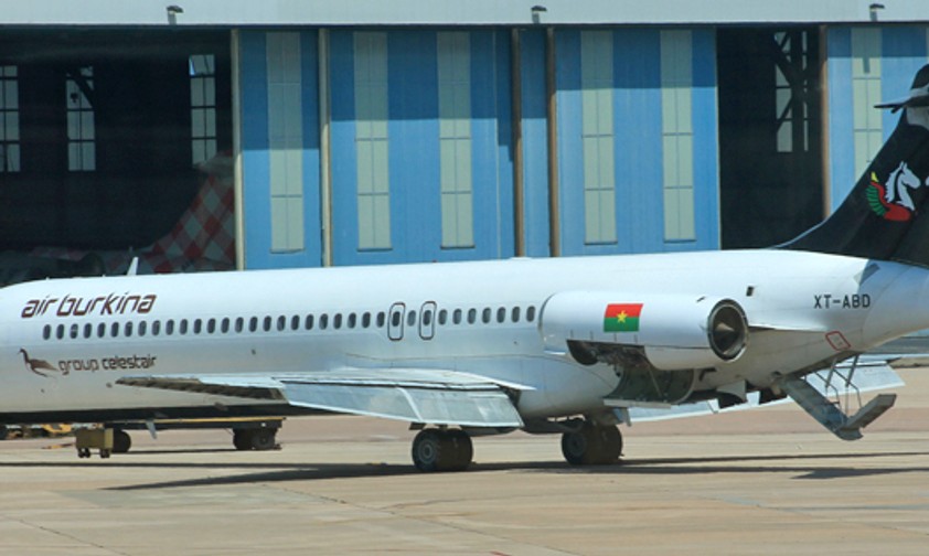Maschine von Air Burkina im Jahr 2013: Damals waren noch McDonnell Douglas MD-87 im Einsatz, heute sind es Embraer 170.