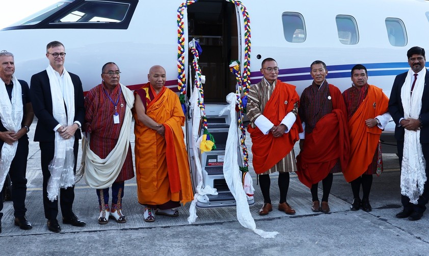 Pilatus PC-24 am Flughafen Paro: Vertreter von Pilatus und Bhutan bei der Übergabe des Jets. 