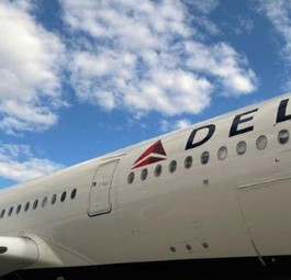 Flugzeug von Delta Air Lines und Drohne: Wartung soll schneller funktionieren.