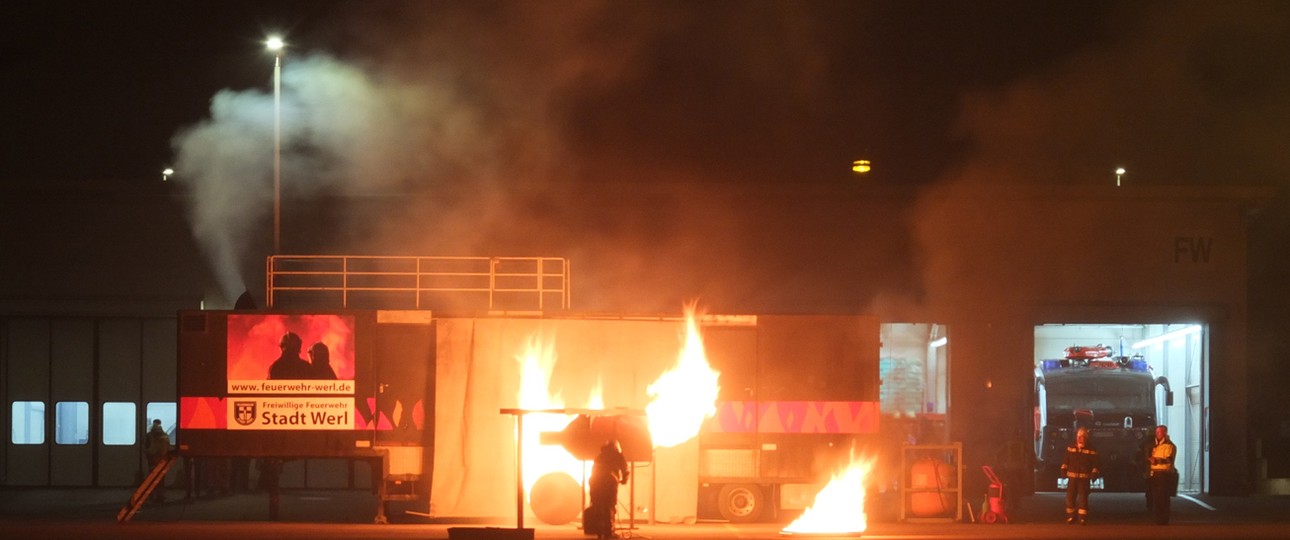 Notfallübung am Flughafen Dortmund: Feuerwehrleute zünden eine Triebwerksattrappe an.