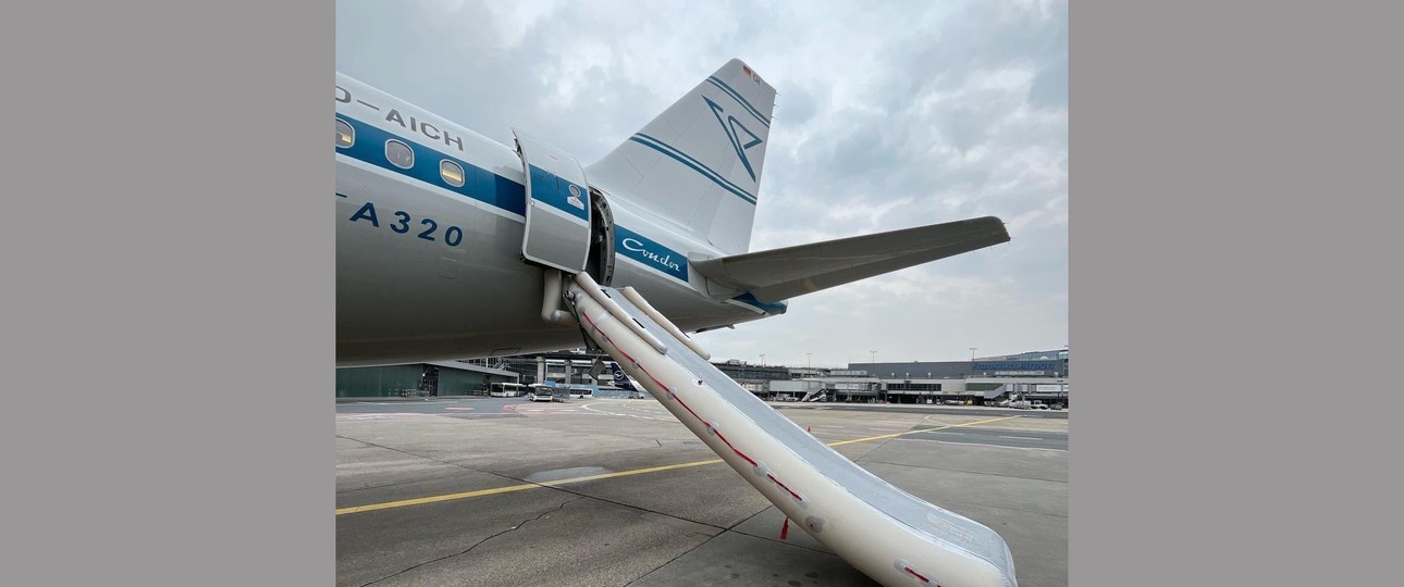 Die D-AICH nach dem Malheur in Frankfurt: Die Notrutsche des Airbus A320 löste sich.