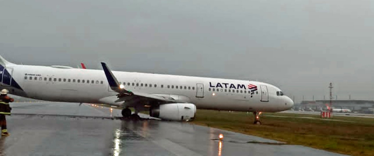 Der Airbus A321 von Latam kam neben der Piste zum Stillstand.