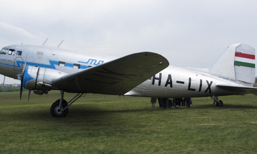Die Li-2 in der Retrobemalung der ungarischen Fluggesellschaft Malev, welche im Jahre 1946 gegründet wurde. Wegen Liquiditätsproblemen musste sie den Flugbetrieb im Jahre 2012 einstellen.