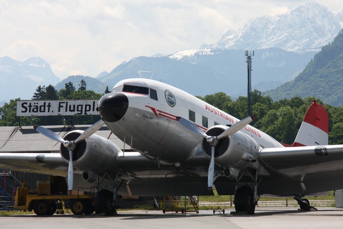 Eine Douglas DC-3 des First Austrian Dakota Club vor einen Nachbau des Terminals von 1926.