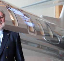 Oscar J. Schwenk vor einem PC-24: Er hat Pilatus Aircraft zwei Jahrzehnte lang geprägt.