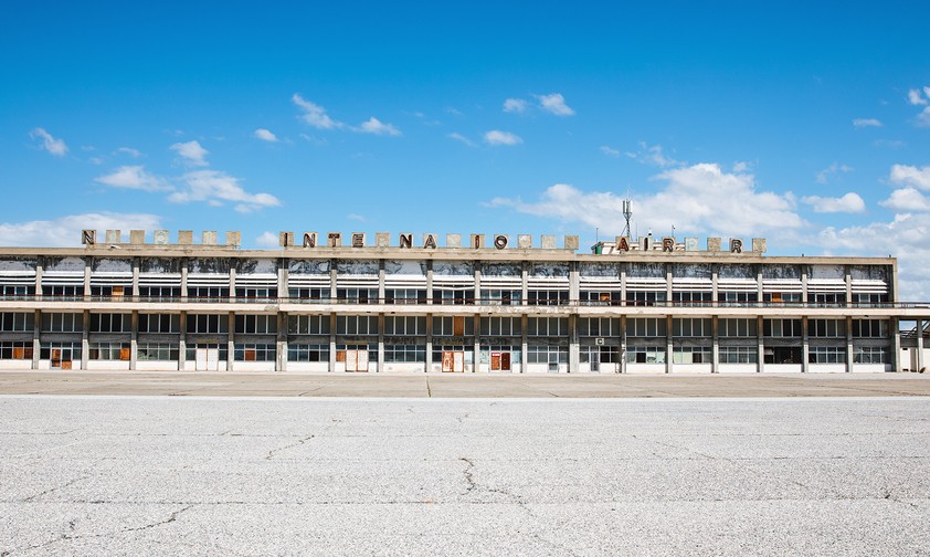 Blick vom Vorfeld aufs Terminal des Nicosia International Airport.
