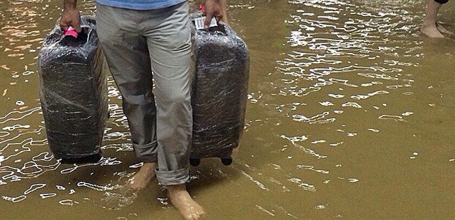 Viele Reisende zogen sich die Schuhe aus, um durch den Flughafen zu waten.