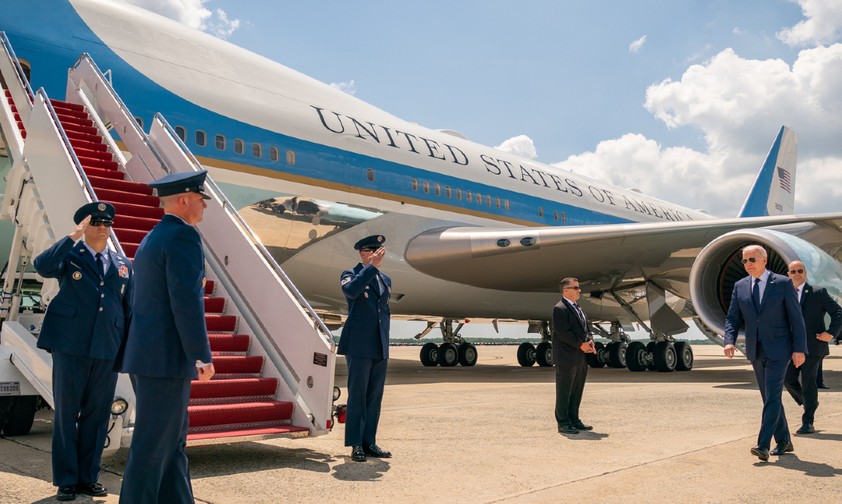 US-Präsident Joe Biden (rechts) auf dem Weg zur aktuellen Air Force One: Die ...