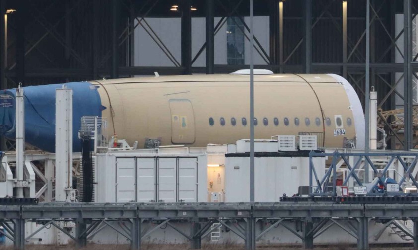 Ein Rumpfteil des ersten A350 für Emirates: Die Fluggesellschaft will das Flugzeug im August übernehmen.