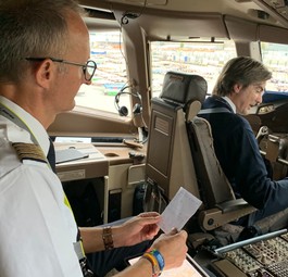 Check-Kapitän Claus Harder (links) im Cockpit der Boeing 777 F: Prüfungstag.