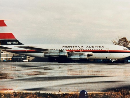 Boeing 707 von Montana Austria: Die OE-INA flog zwischen 1961 und 1975 als VH-EBJ bei der australischen Qantas und ist hier im Sommer 1980 auf einem Charter für Hapag-Lloyd nach Mallorca in Münster/Osnabrück zu sehen. 