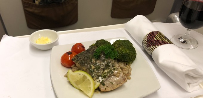 Zur Hauptspeise gibt es gebraten Seebarsch mit Zitronen- und Butternuss-Risotto, Brokkoli an Zitronen-Schnittlauch-Butter-Sauce.