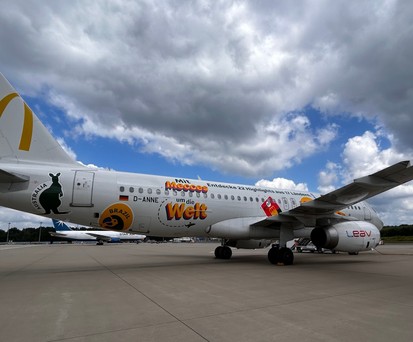 Airbus A320 von Leav Aviation: Das Flugzeug wird bis Ende September zum McDonalds-Flugzeug.