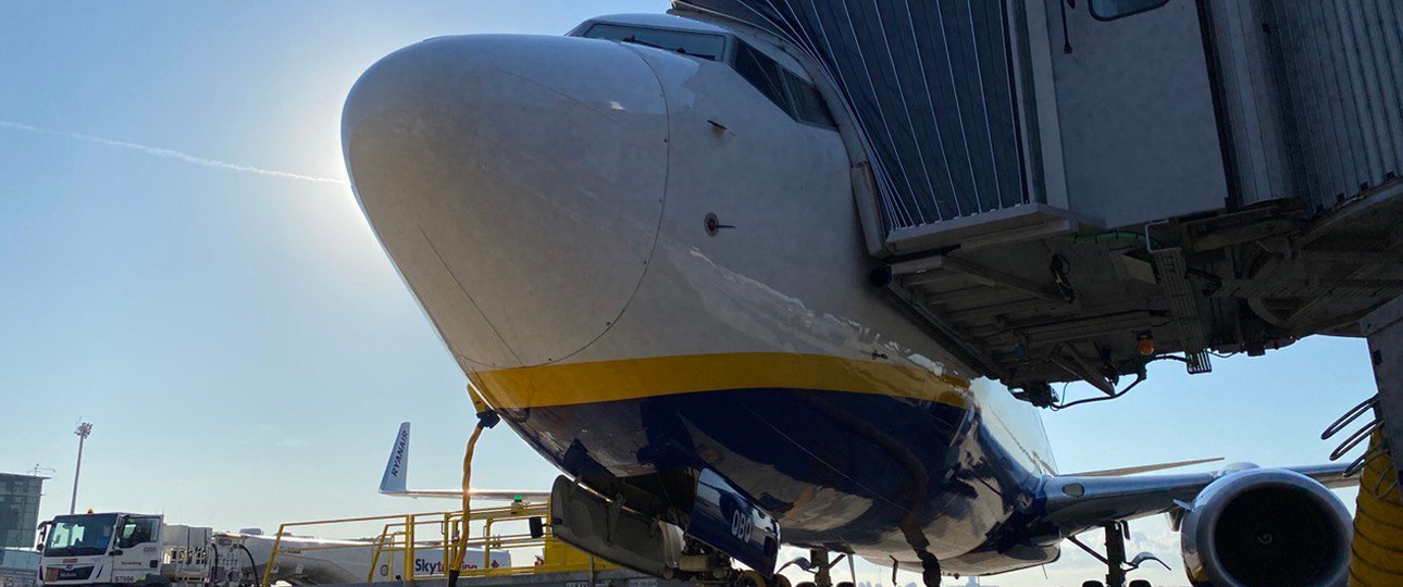 Flieger von Ryanair: Nicht alle, die drin arbeiten, müssen zwingend eine Impfung haben.
