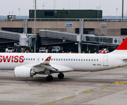 HB-JCS: Der Airbus A220 hatte in Ostende ein technisches Problem.