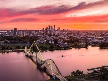 Der Swan River in Perth bei Sonnenuntergang
