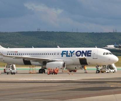 Ein Jet der moldauischen Fly One und im Hintergrund ein Flugzeug der ukrainischen Cavok Air: Immer mehr Verkehr am Airport Chisinau.