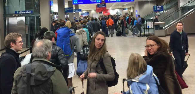 Schlange bei Delta: Die Computerprobleme verärgerten Passagiere.