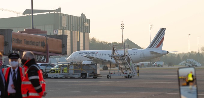 Der Airbus drehte eine Ehrenrunde um das sechseckige Terminal 1.