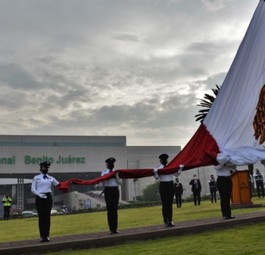 Militärparade vor dem Flughafen von Mexiko City: Künftig wird der Flughafen vom Militär betrieben.