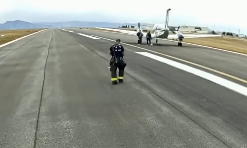 Beechcraft King Air mit der Kennung N479BR: Die beiden Insassen steigen unverletzt aus dem Flugzeug.