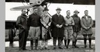 Empfang in Washington: US-Präsident Calvin Coolidge (3. von links im Regenmantel) begrüßte die Piloten auf dem Flugfeld von Washington persönlich.