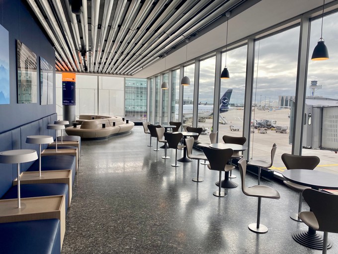 ... von Lufthansa und dem Flughafen Frankfurt. Zu den angebotenen Sitzgelegenheiten ...