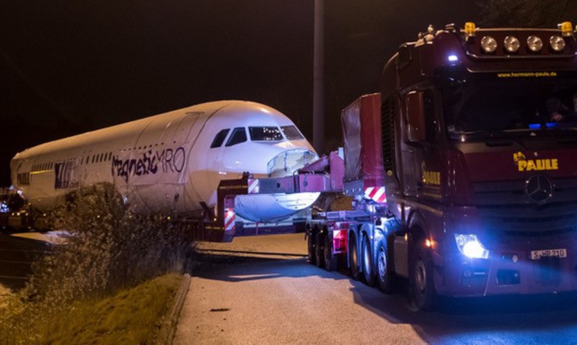 Transport des Rumpfes: 89 Tonnen Gewicht.