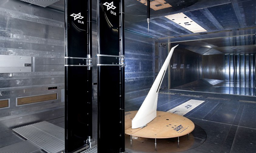 Modell im Windkanal: Das experimentell im Niedergeschwindigkeitswindkanals untersuchte Flügelmodell und der stromauf angeordnete Böengenerator ermöglichen eine Analyse der Strömungsverhältnisse.