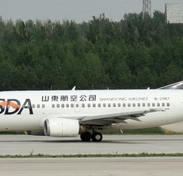 Boeing 737-300 von Shangdong Airlines: Die Fluglinie bleibt Boeing treu.