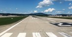 Runway at the airport in Zurich: Those who fly in the future will have to pay a ticket levy.