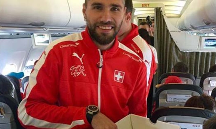 Fussballstars arbeiten als Flugbegleiter
