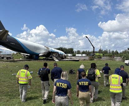 Ermittlerinnen und Ermittler des NTSB auf dem Weg zum Wrack: Sie werten nun alle verfügbaren Daten aus.