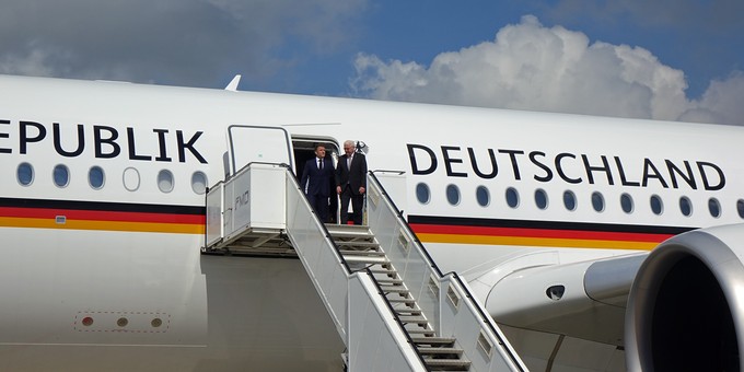 Emmanuel Macron und Frank-Walter Steinmeier steigen am Flughafen Münster/Osnabrück aus dem Airbus A350 der Flugbereitschaft.