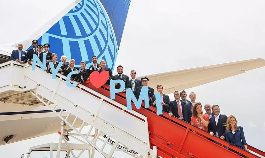United Airlines feiert den Erstflug 2026 nach Mallorca: Die Airline fliegt im Sommer Newark-Mallorca sechsmal pro Woche.