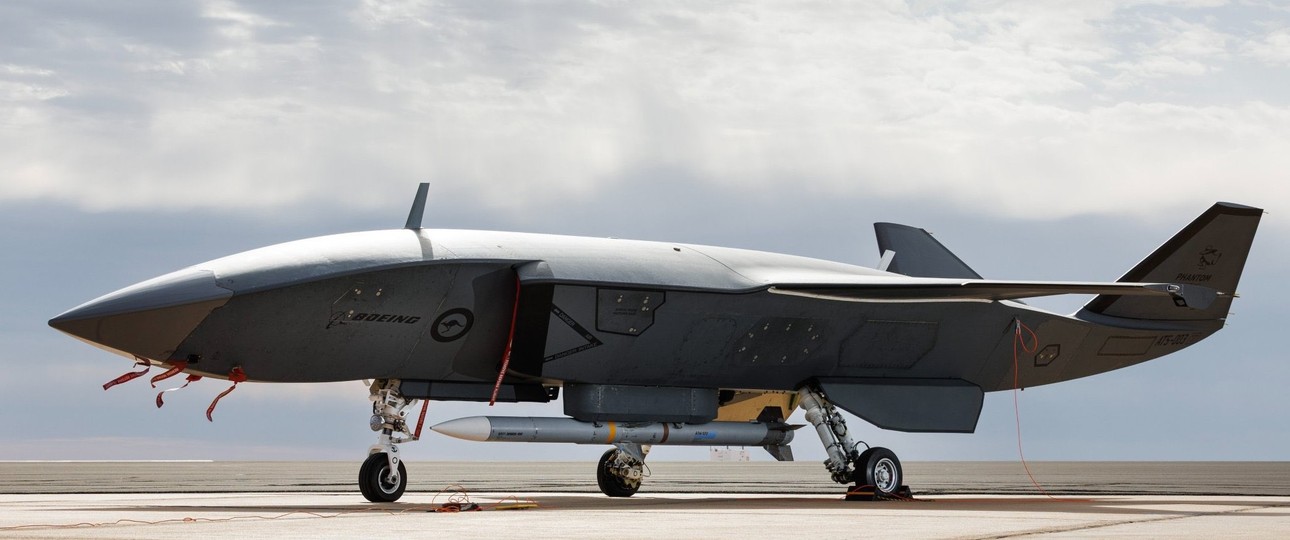 Auch auf der Startbahn nicht zu übersehen: die Boeing MQ-28 Ghost Bat.