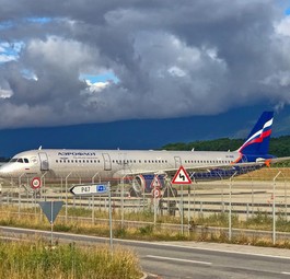 Airbus A321 von Aeroflot in Genf (Archivbild 2022): Steht noch immer am Flughafen - und verwittert.