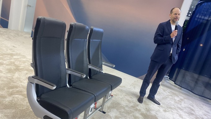 Recaro-Chef Mark Hiller und die neuen Sprint-Sitze.