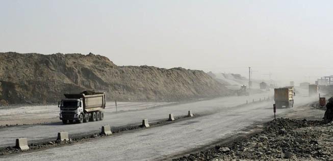 Tausende Lastwagen sind auf der Baustelle des Istanbul New Airports ständig unterwegs. Sie tragen Erdreich an Stellen ab, wo noch nicht gebaut wird oder keine Bauten zu stehen kommen.