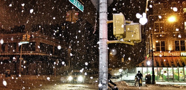 Schneefall während Nemo an der 33. Straße: New York ohne Flüge.