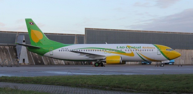 Die 737-400 flog für Jetairfly und wurde in Amsterdam für Lao Central neu lackiert.