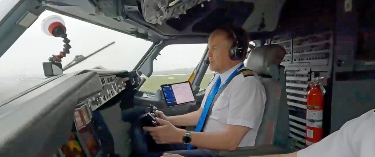 König Willem-Alexander bei seinem letzten Flug mit einer Boeing 737: Er lässt sich nochmals umschulen.