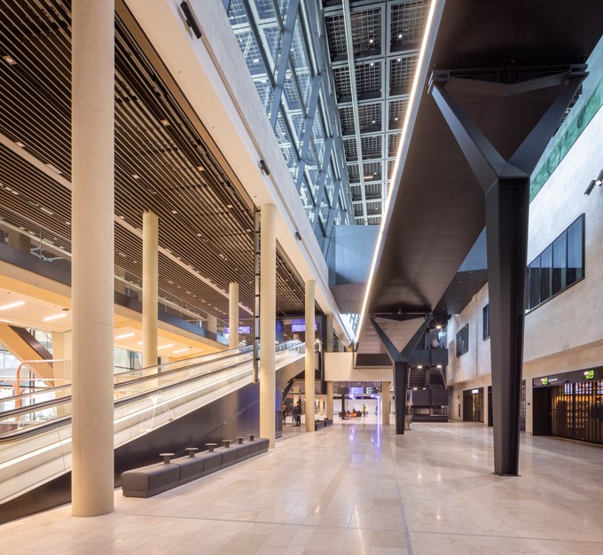 Die Farben sind eher in Sandtönen gehalten - ungewöhnlich für einen deutschen Flughafen, aber sehr angenehm für die Betrachter.