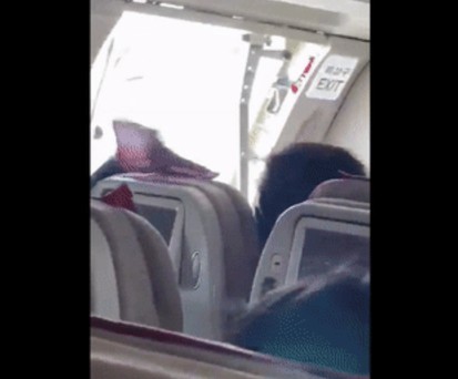 Passagier öffnet Notausgang im Flug