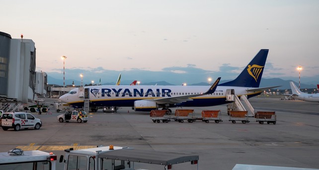 Hier der direkte Vergleich bei einer Boeing 737 von Ryanair: Vorne die schmale, hinten eine breitere Treppe. 