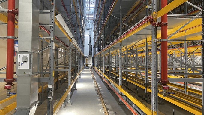 Ein Blick ins kleinere Lager für mittelgroße Ladungspaletten - hier gibt es mehr als 1200 Plätze.