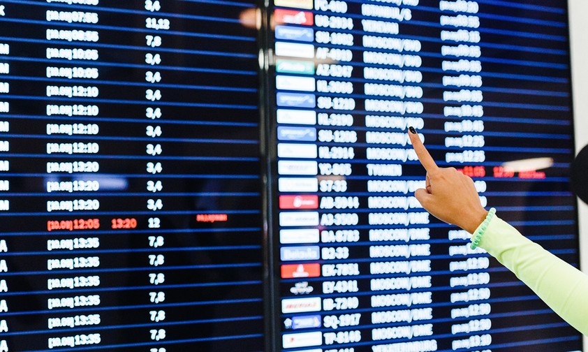 Anzeigetafel in einem russischen Flughafen: Trotz Sanktionen mehr Reisende.