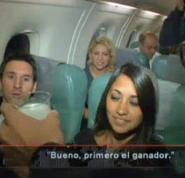 Messi an Bord des Flugzeugs: Feuchtfröhliche Feier.
